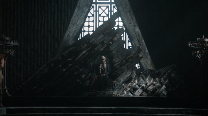 Daenerys sentada en el trono de Rocadragón en La justicia de la Reina, tercer episodio de la séptima temporada de Juego de Tronos